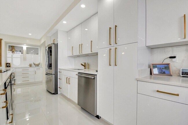 Building Photo - 5440 N Ocean Dr