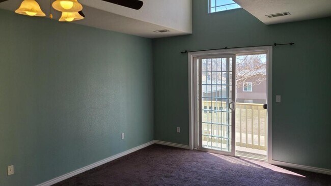 Building Photo - 818 S Terry St Unit 1