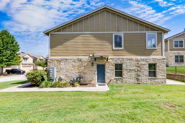 Building Photo - 1620 Bryant Dr