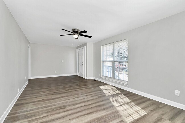 Building Photo - Newly renovated home - 3 Bed/2 Bath