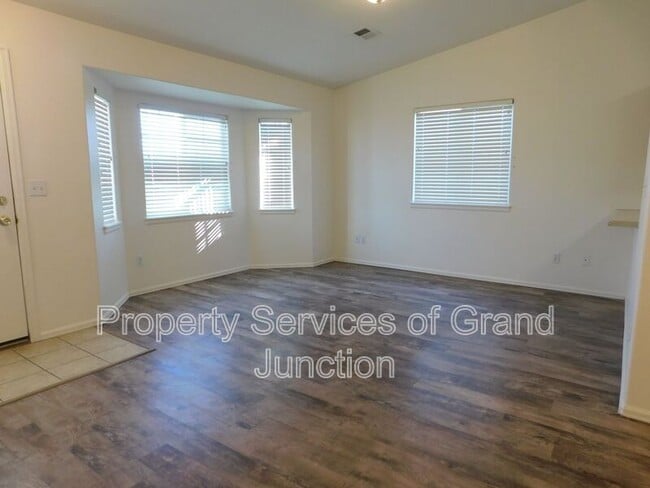 Building Photo - 657 Springbrook Dr