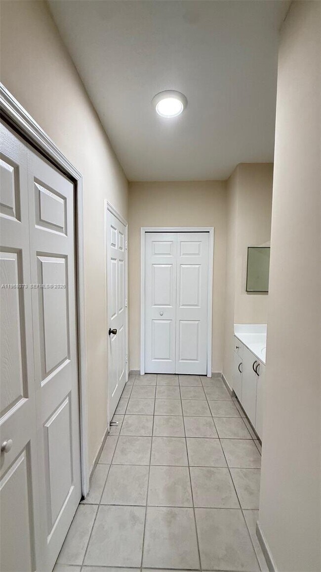 Building Photo - 3323 NE 11th Dr