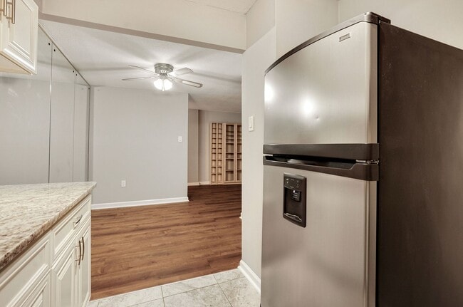 Building Photo - Water, Gas, Electric Utilities included in rent! Available Now! 1 Bed / 1 Bath Condo in the heart...