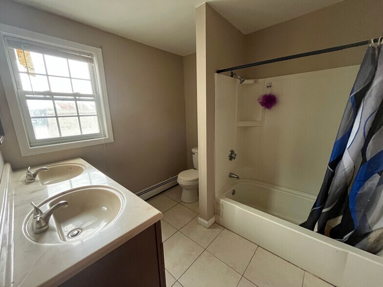 Building Photo - 26 Moore St