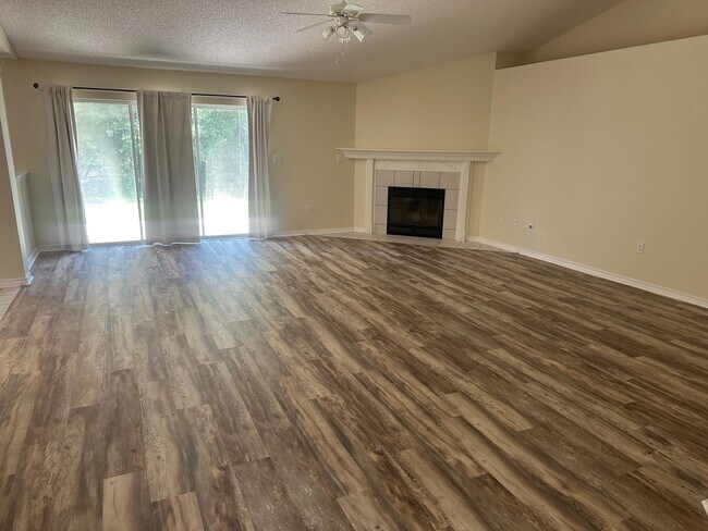 Building Photo - 2308 Valley Pl