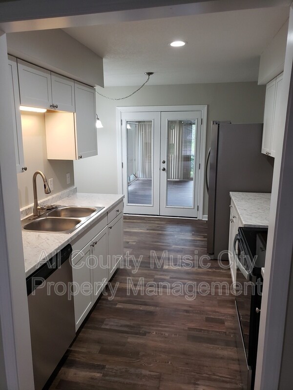 Building Photo - 553 Owendale Dr