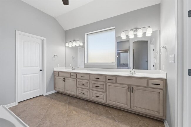 Building Photo - 2508 Hilltop Divide Ln