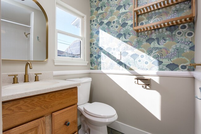 Building Photo - Charming Home in Kensington