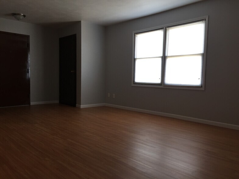Building Photo - 805 Illini Ave