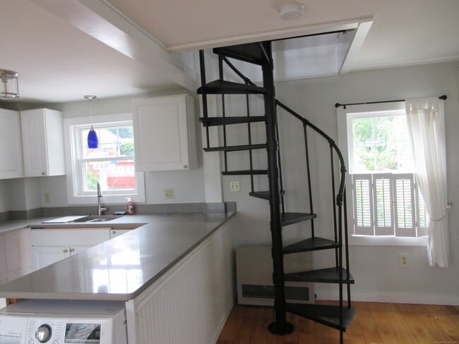 Building Photo - 255 Pequot Ave