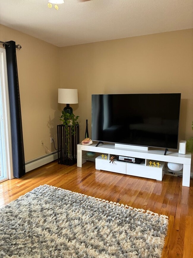 Building Photo - Wonderful 2 bedroom townhouse with heat included!