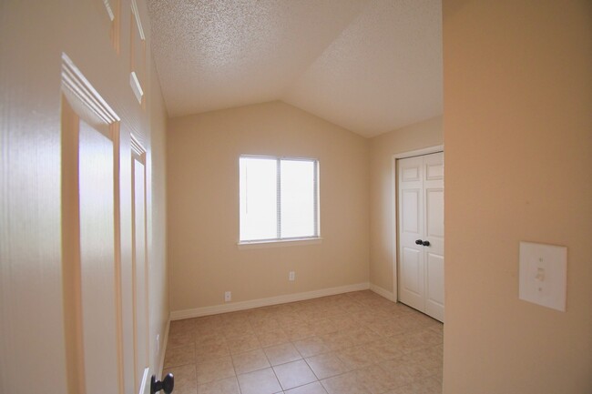 Building Photo - 2 Weeks FREE RENT!!! Charming 3 Bedroom, 2...