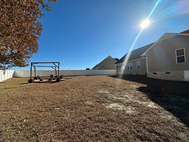 Building Photo - Well-Maintained 4 Bed 2.5 Bath with Fenced Backyard