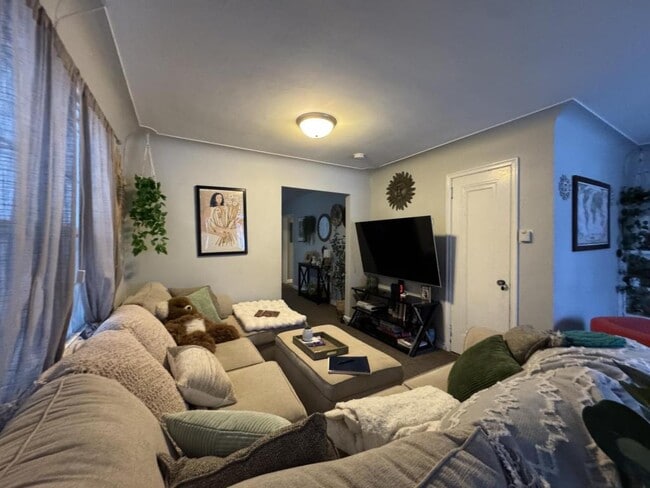 Building Photo - 406 E 9th St