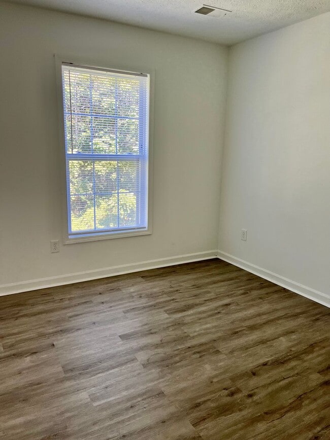 Building Photo - King George 3 Bedroom End Unit