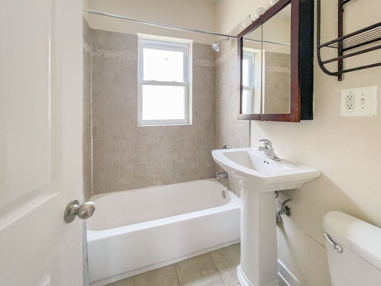 Building Photo - 4845 N Wolcott Ave