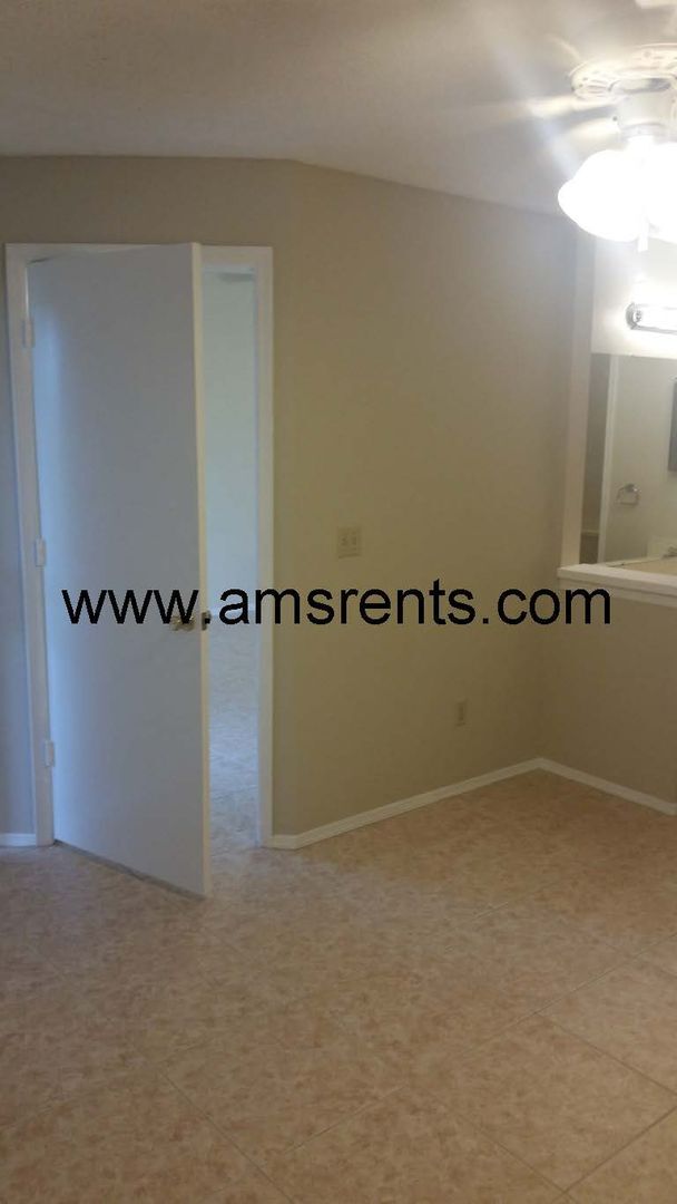 Building Photo - 3 bedroom Townhouse in Orlando