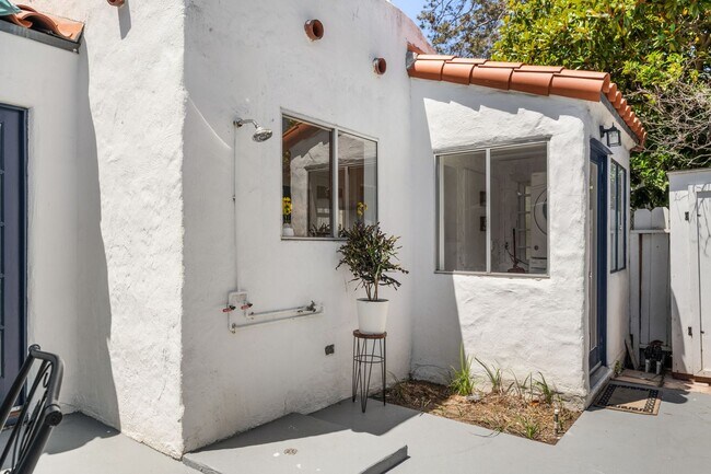 Building Photo - Charming 2 Bed 1 bath "fully furnished monthly rental" in La Jolla Village.