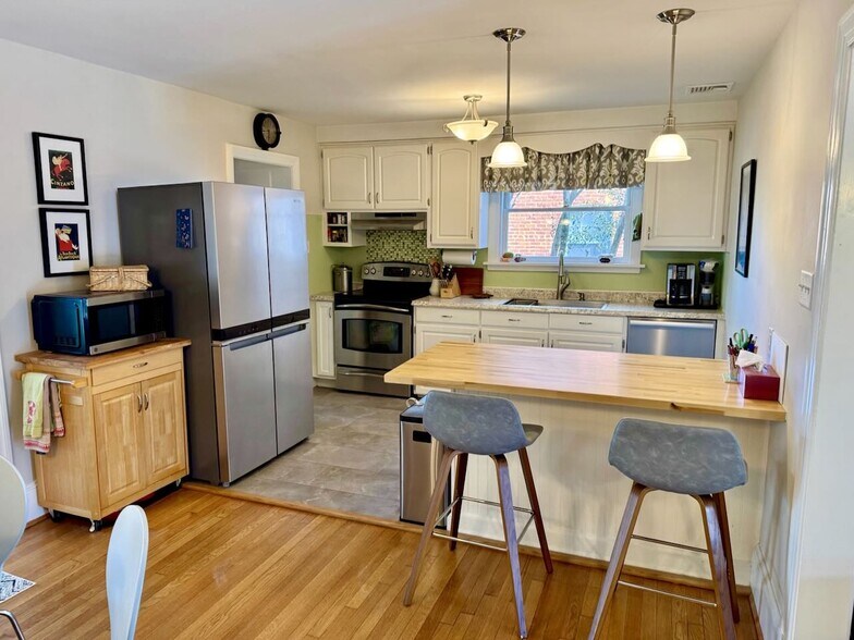 Kitchen - 2308 Buckingham Ave
