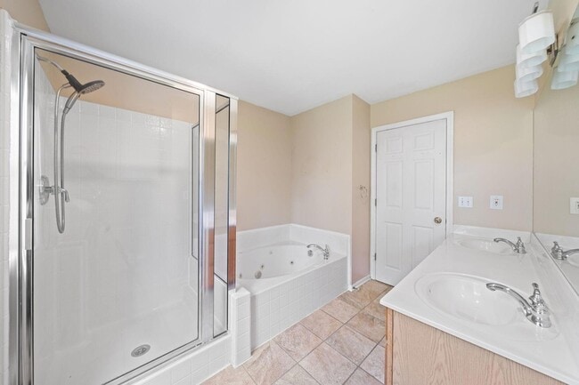 Building Photo - 406 Lakewood Dr