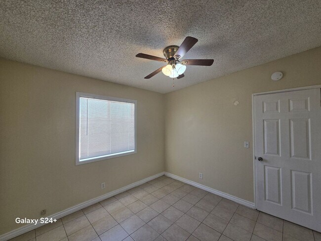 Building Photo - Ocotillo Ave Apt 5826-5828