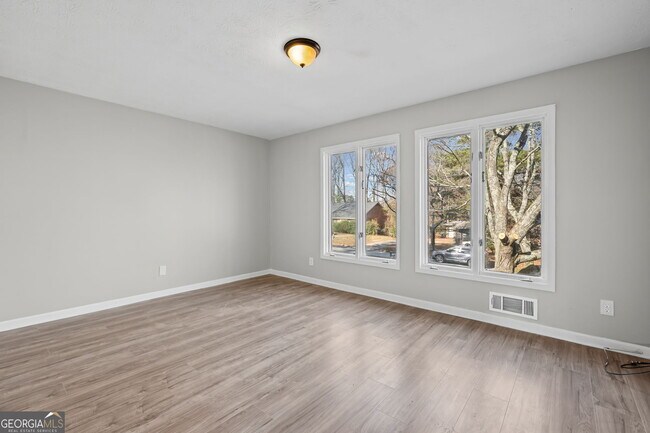 Building Photo - 2127 Golfview Dr SE