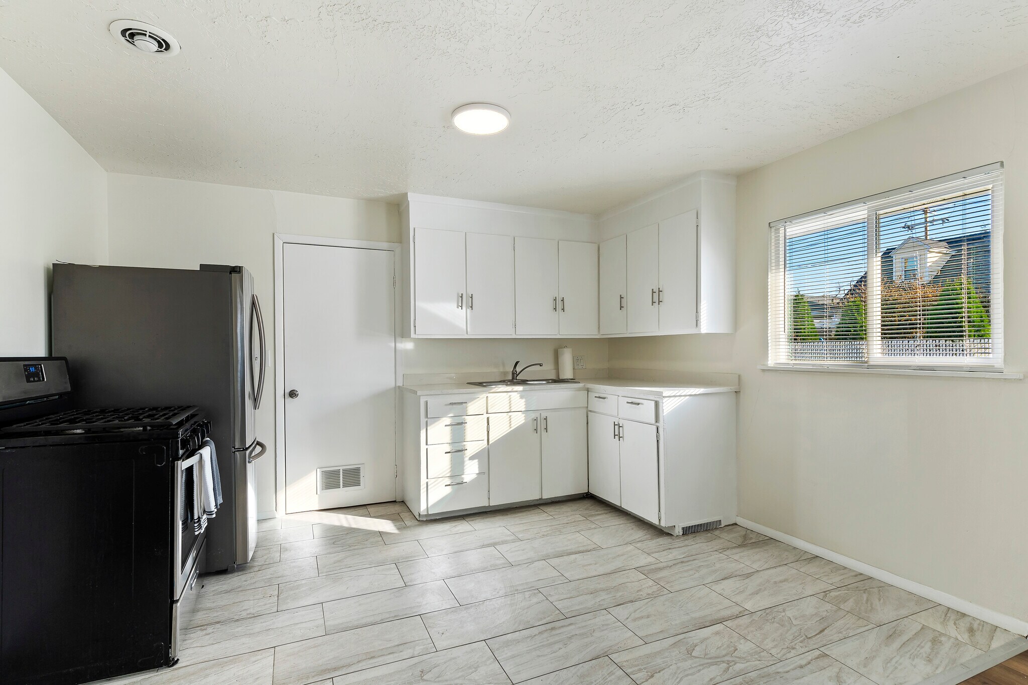 Building Photo - 291 E Garden Ave