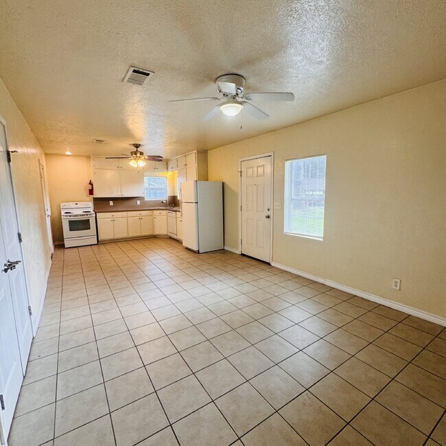 Building Photo - Now leasing this charming 2-Bedroom | 1-Bathroom Single-Family Home in Bridge City, TX