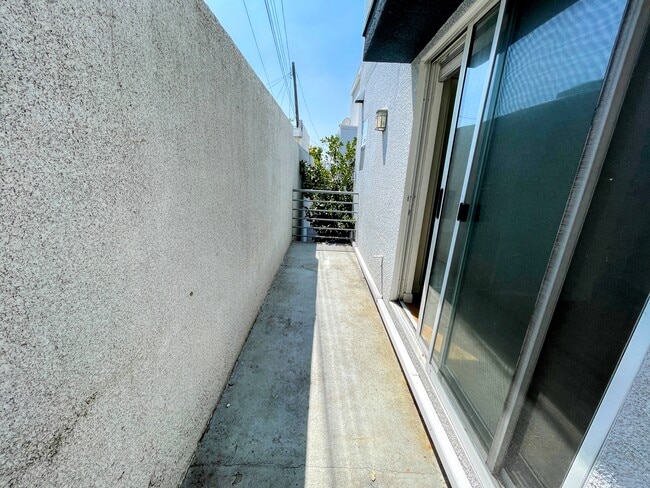 Building Photo - 1066 Everett Pl