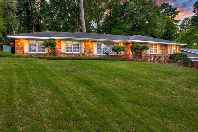 Building Photo - 3 Bedroom 2.5 Bathroom Ranch