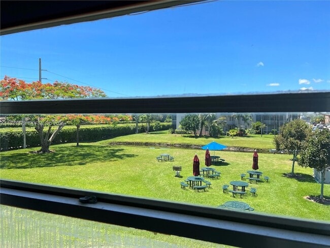 Building Photo - 720 Burgundy L