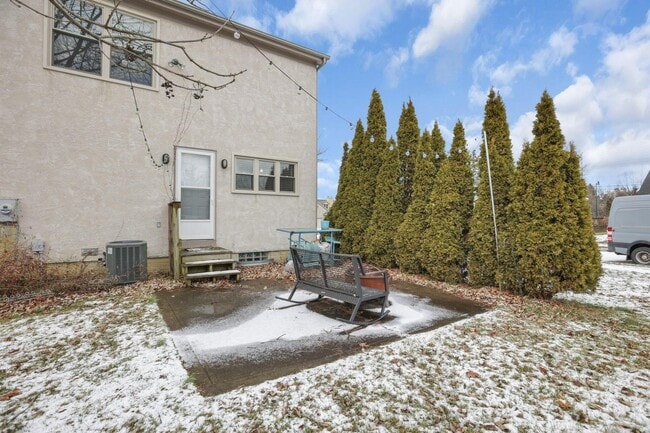 Building Photo - 4976 Conifer Dr