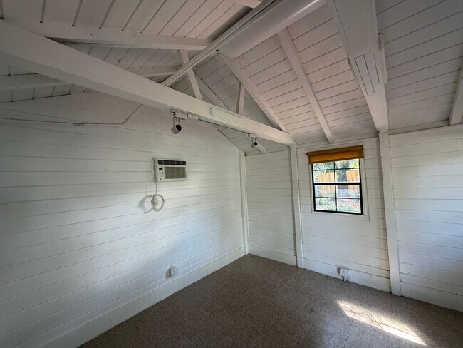 Building Photo - 107 Screven St