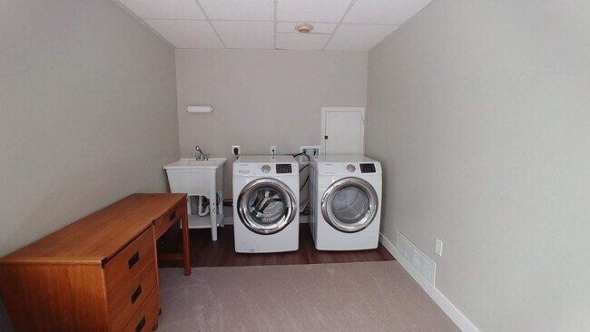 Building Photo - Beautiful 3 Bedroom Home Available in Sept...