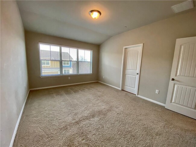 Building Photo - 516 E Slaughter Ln