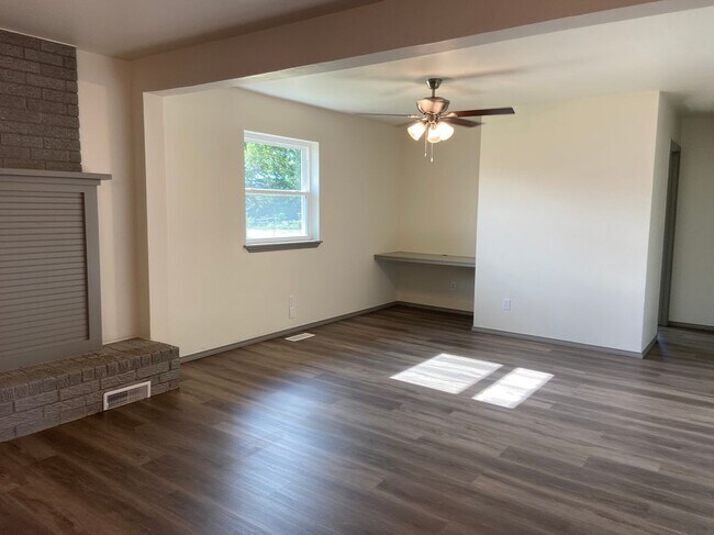 Building Photo - 121 N Montebella Terrace