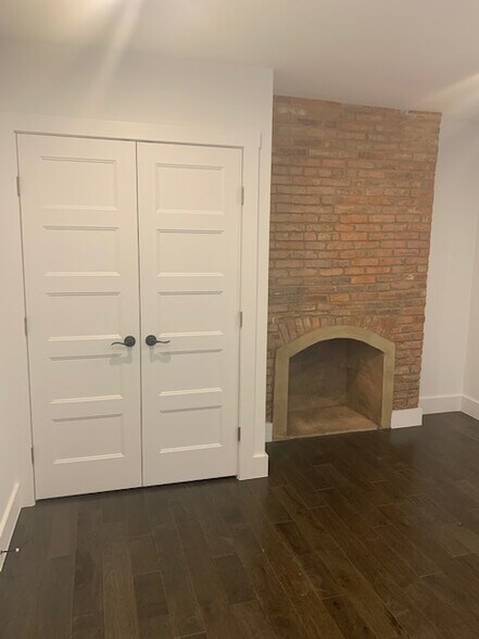 Building Photo - 126 S Market St