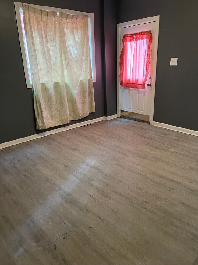 Building Photo - 734 Roberts St