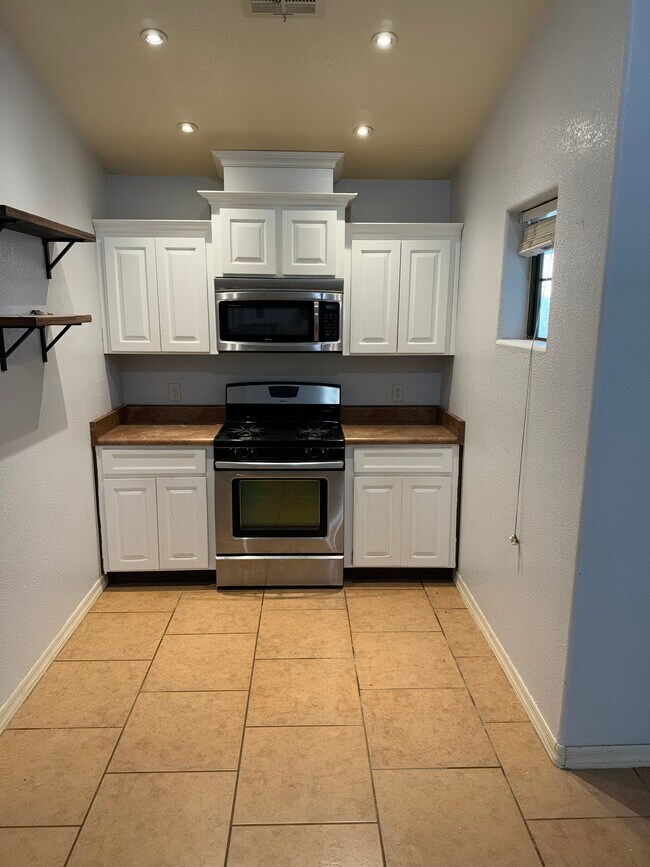 Building Photo - 2615 E Edais St