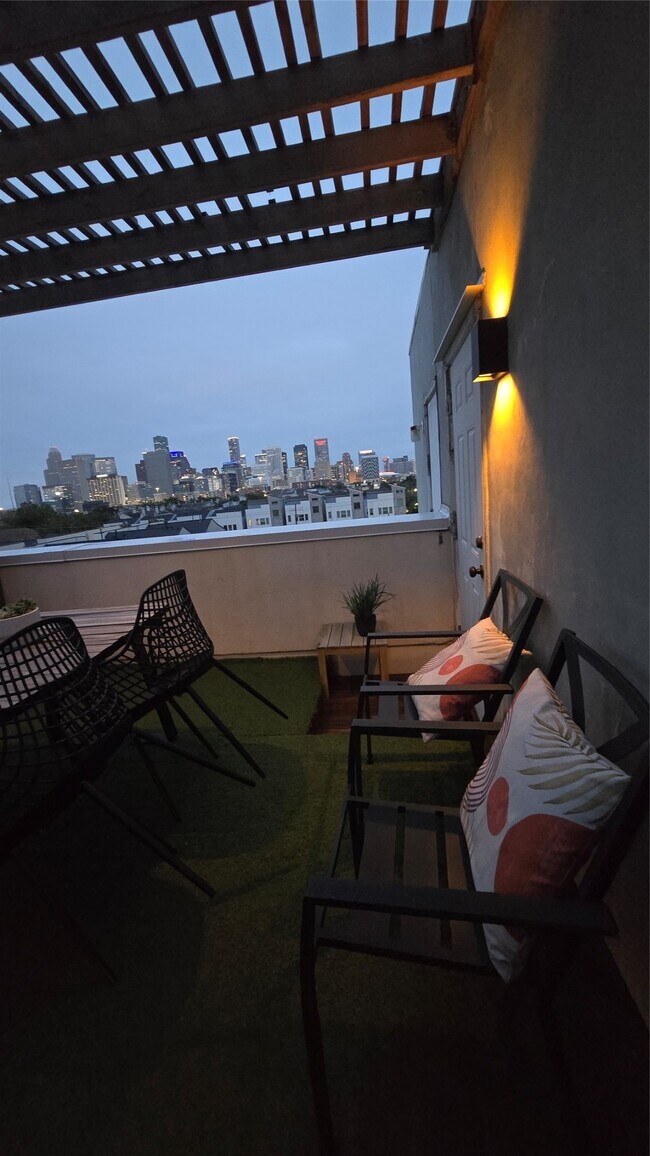 Building Photo - 3218 Crawford St