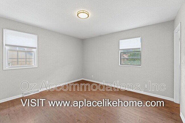 Building Photo - 1105 W Elm Terrace