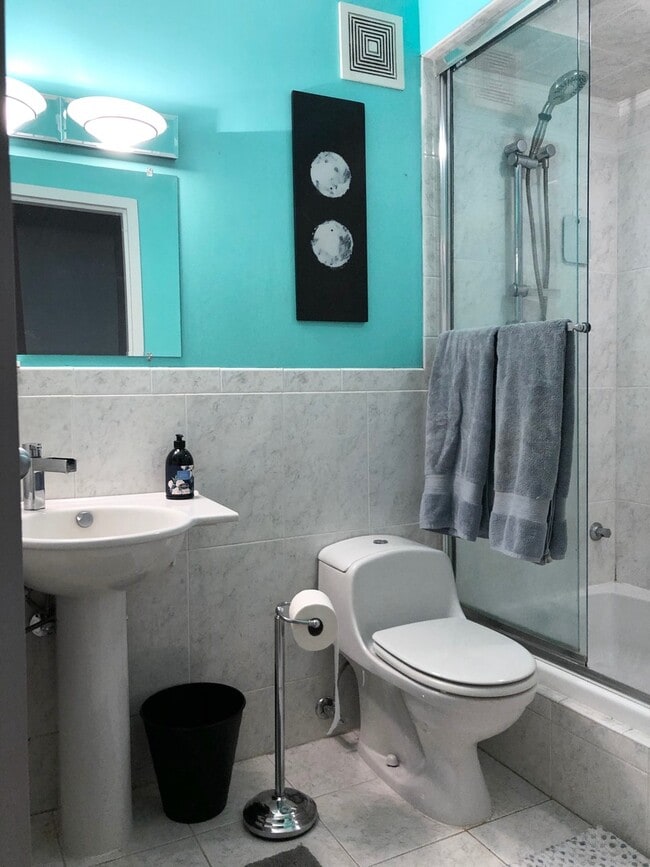 Building Photo - 1212 N La Salle Dr