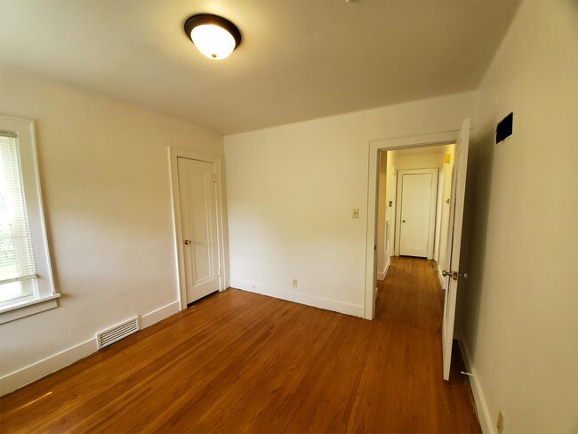 Building Photo - 708 W 18th St