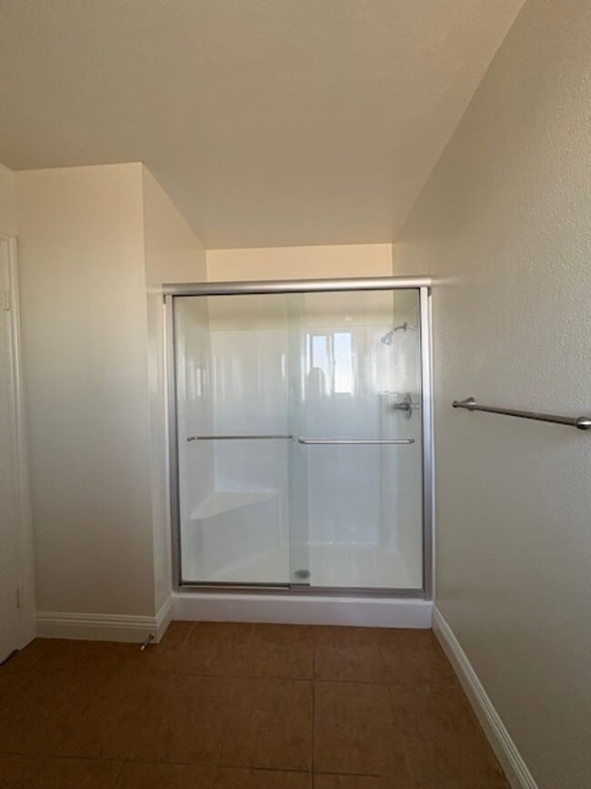 Building Photo - Centrally Located Redlands Townhome