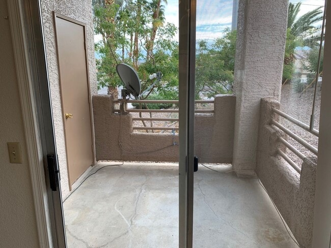 Building Photo - 2 Bed / 2 Bath Condo for Rent