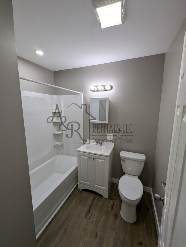 Building Photo - 908 E 8th St