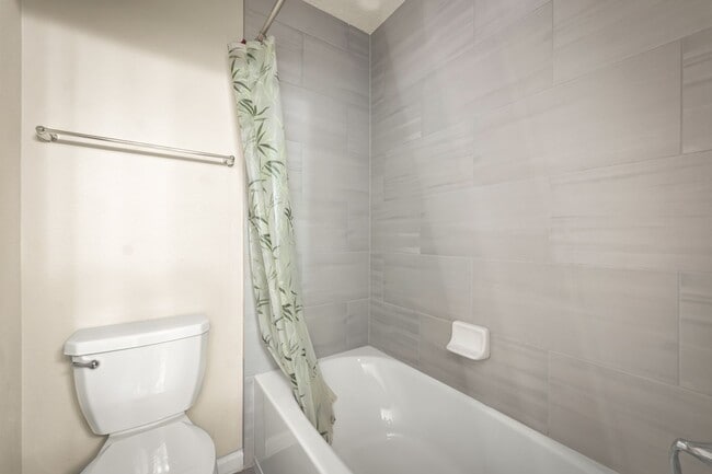 Building Photo - Spacious 4-Bedroom Home with Screened Pati...