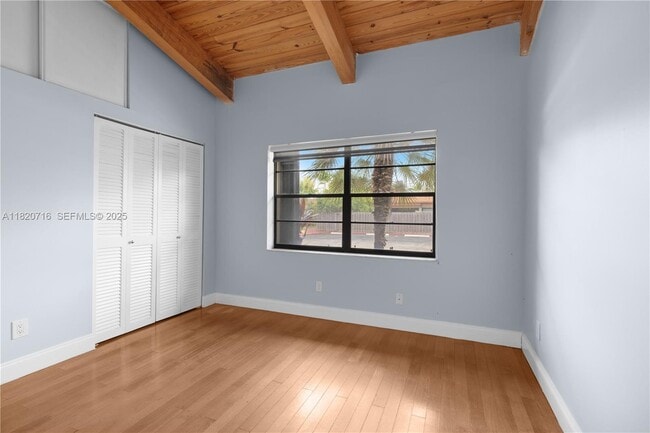 Building Photo - 2627 Parkview Dr S