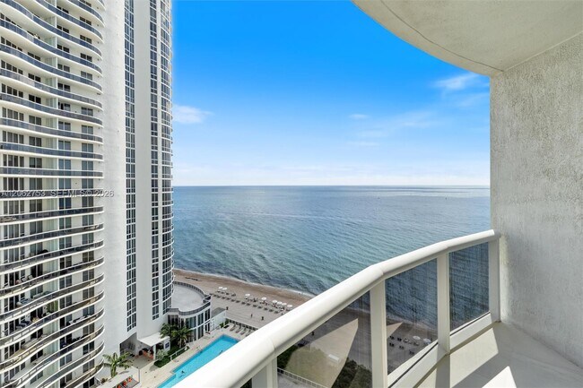 Building Photo - 15811 Collins Ave