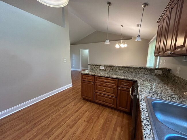 Building Photo - AVAILABLE NOW!! 4 Bedroom 2 Bathroom Home
